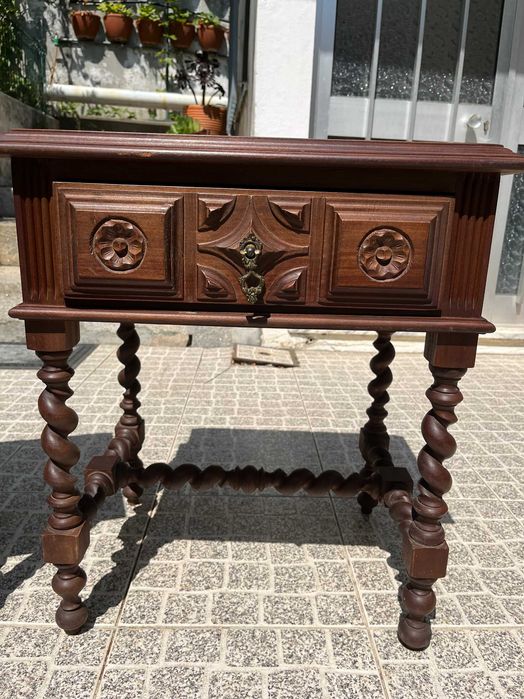 Cama antiga com mesinhas cabeceira