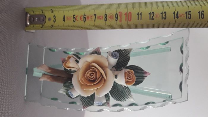 Jarrinha em vidro recortado com aplique floral - peça decorativa