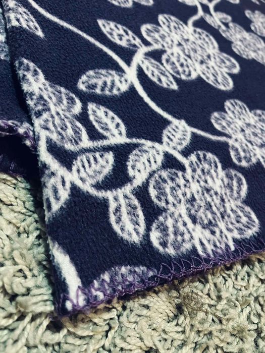 Piękny fioletowy koc kocyk w kwiaty ciepły polarkowy