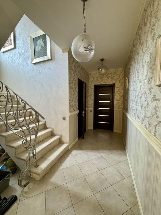 Будинок 300 кв.м. З усіма Комунікаціями та Гарною Ділянкою