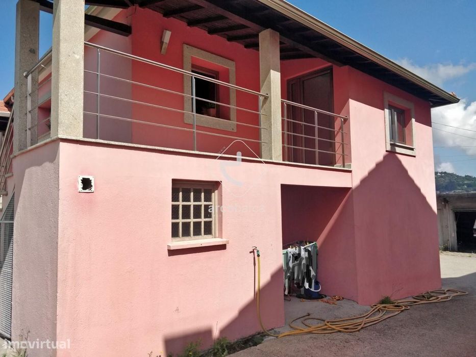 Moradia T3, ótimo estado de conservação. 850m2 de terreno.  Paredes de