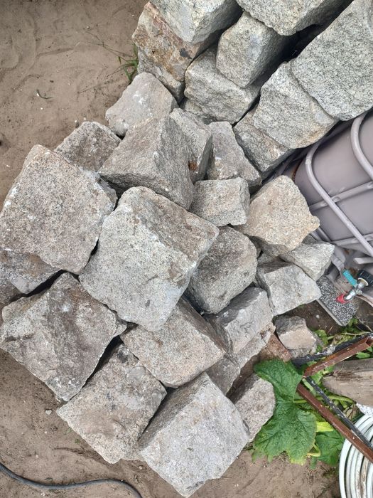 Kamień murowy granitowy łupany +- 20x20 cm Kostka granit granitowa