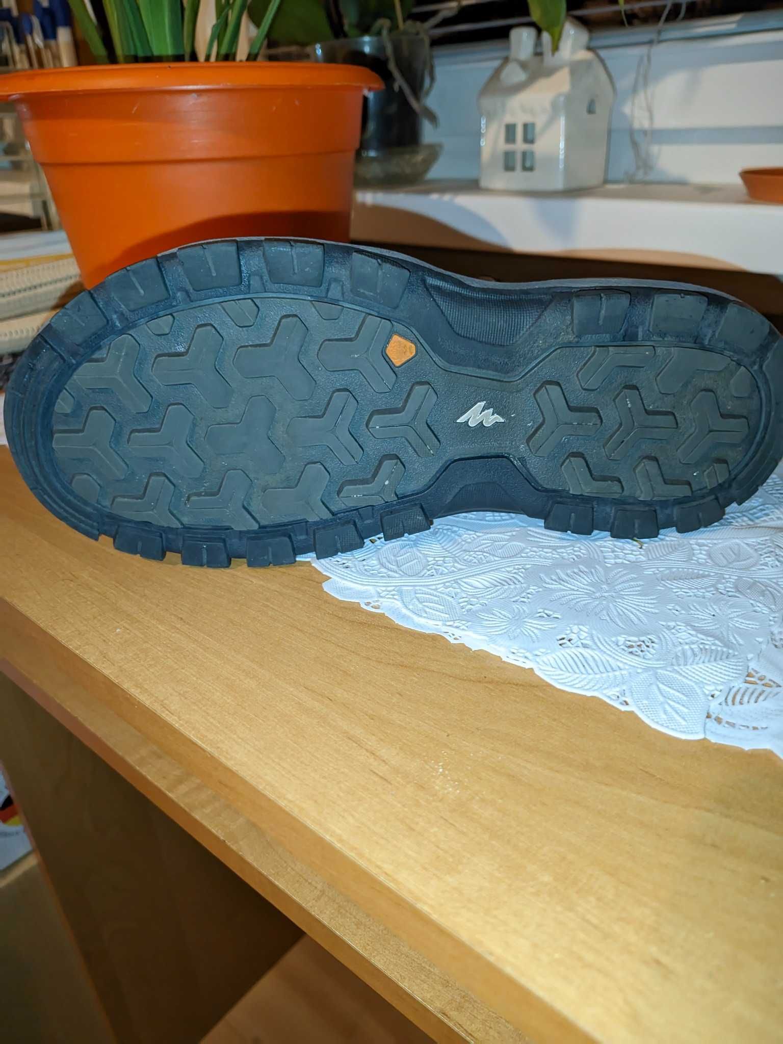 Sandały unisex Decathlon noszone chwilę