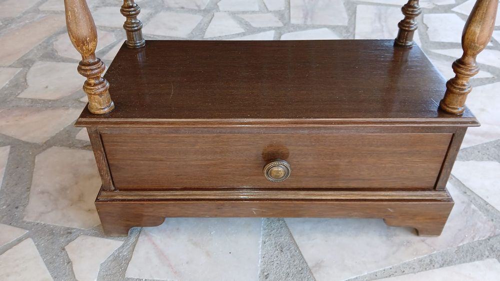 Estante Vintage em Madeira com 4 Prateleiras e Gaveta – Em Bom Estado