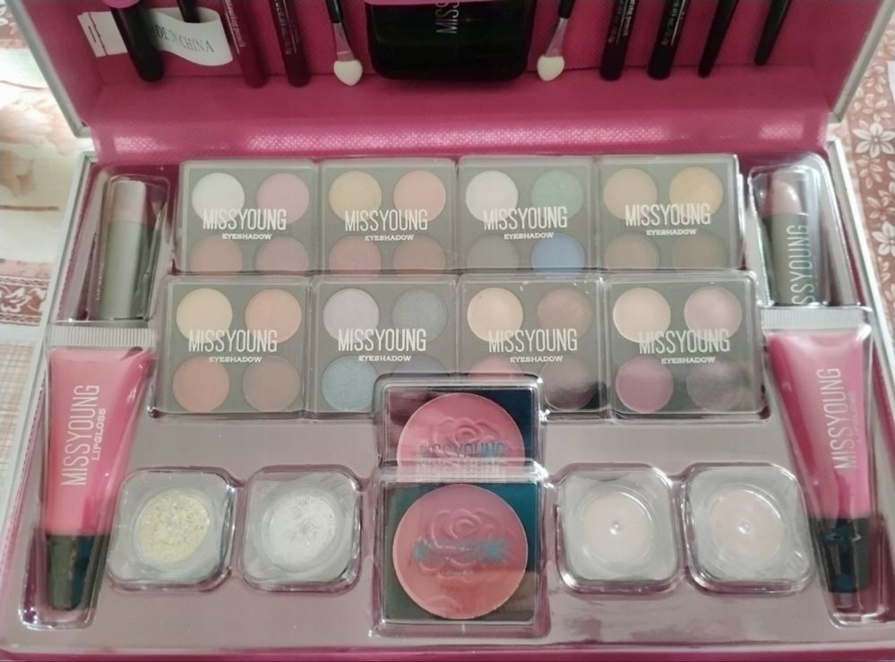 Kuferek z Kosmetykami Walizka Make Up Zestaw Makijażowy Organizer