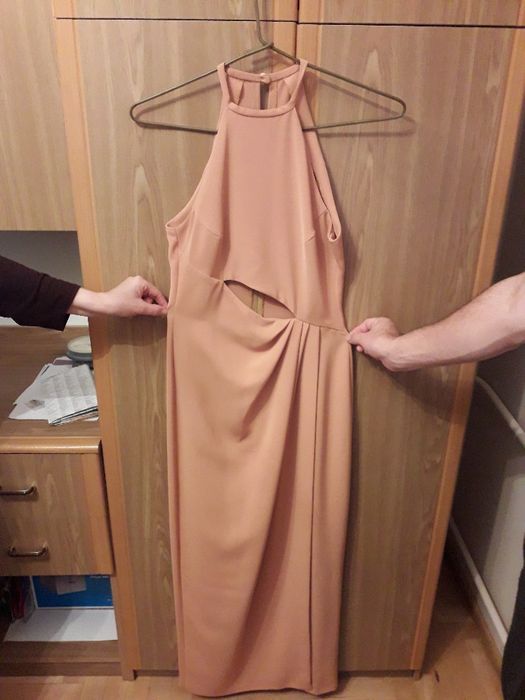 Długa sukienka z rozcięciem.
