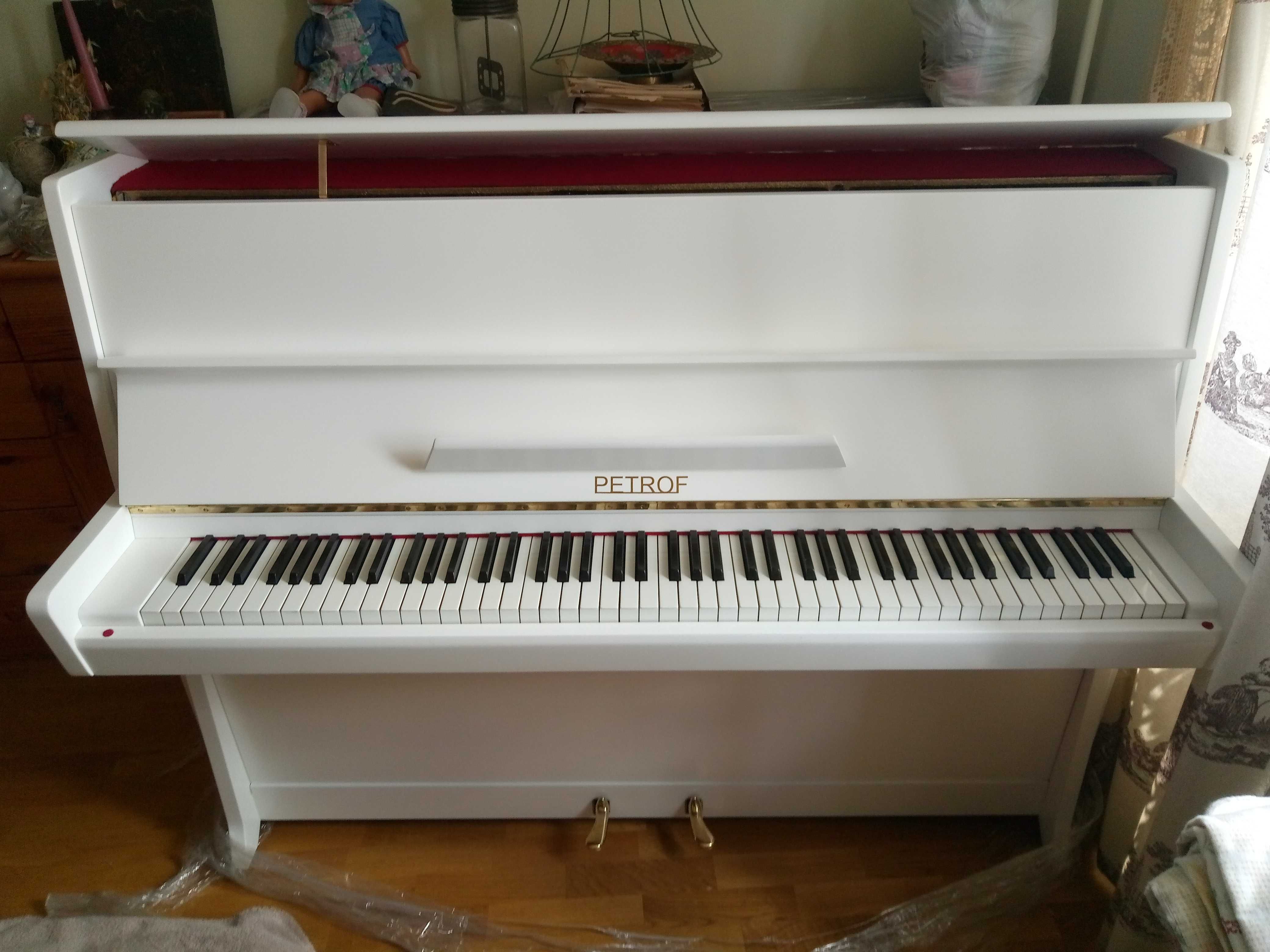 White Piano Petrof