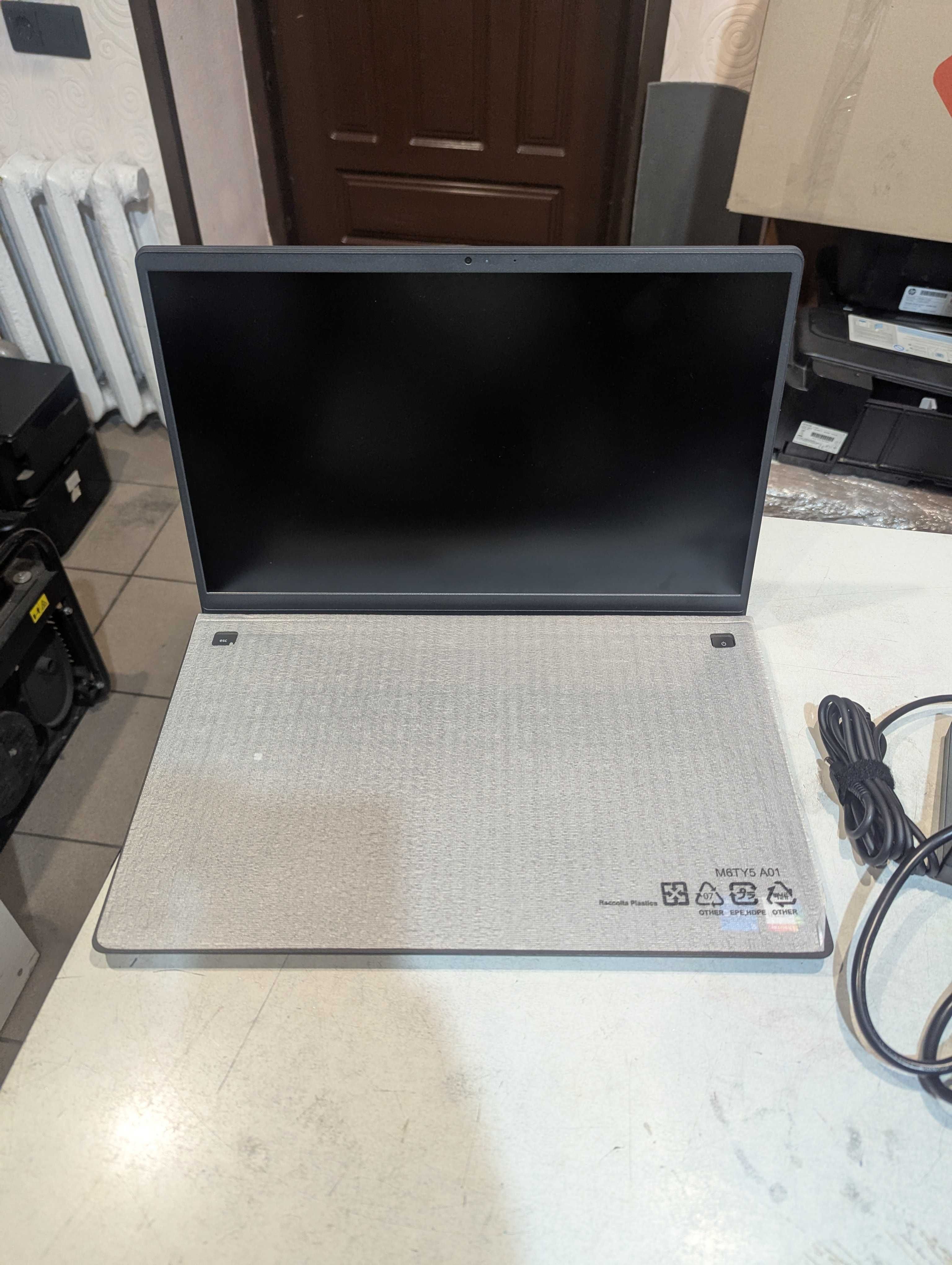 Ноутбук Dell Vostro 3520 (N5315PVNB3520UA) полностью новый, не пользов
