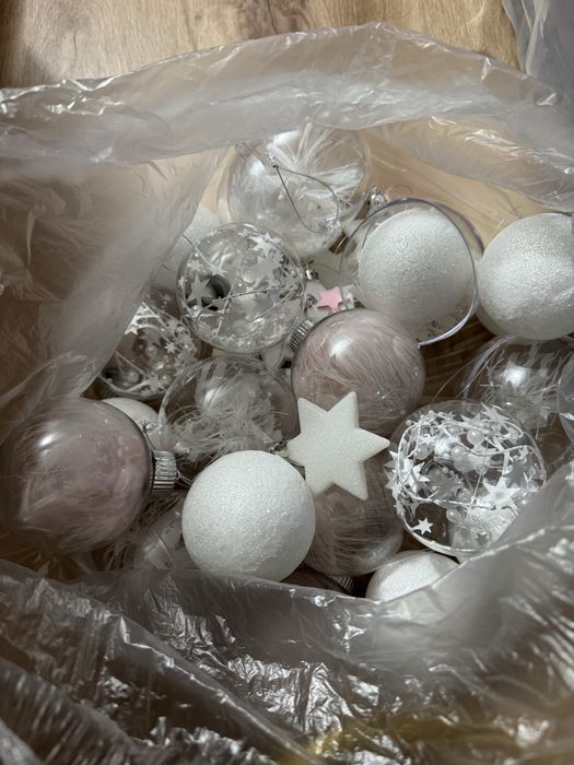 Bolas de natal brancas e cinzentas