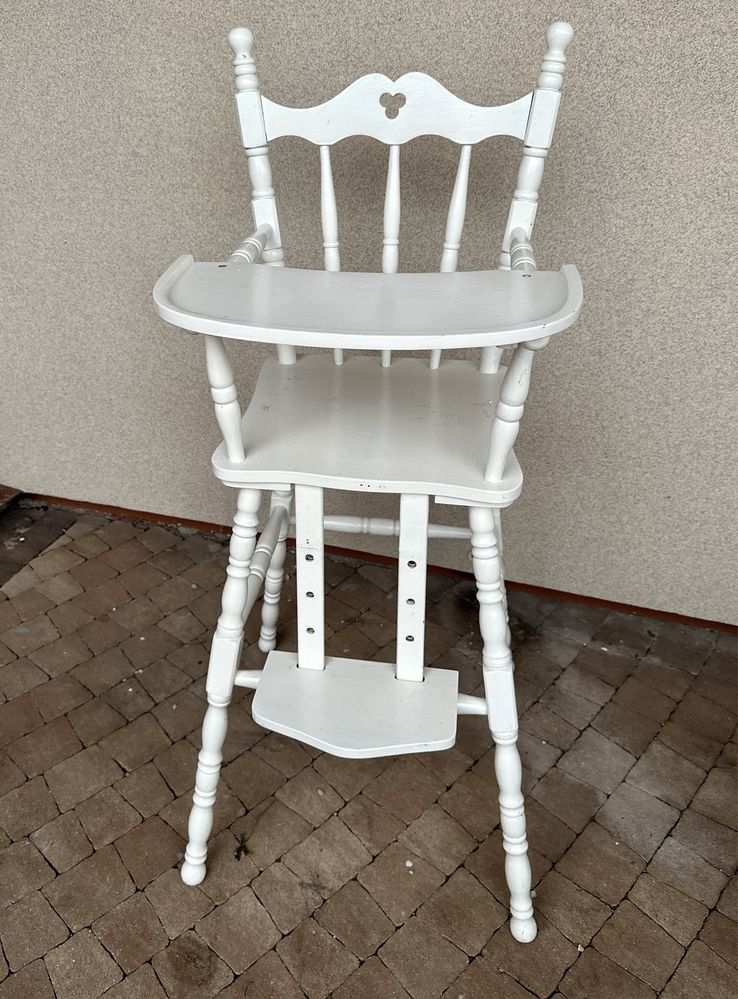 Białe drewniane krzesełko do karmienia