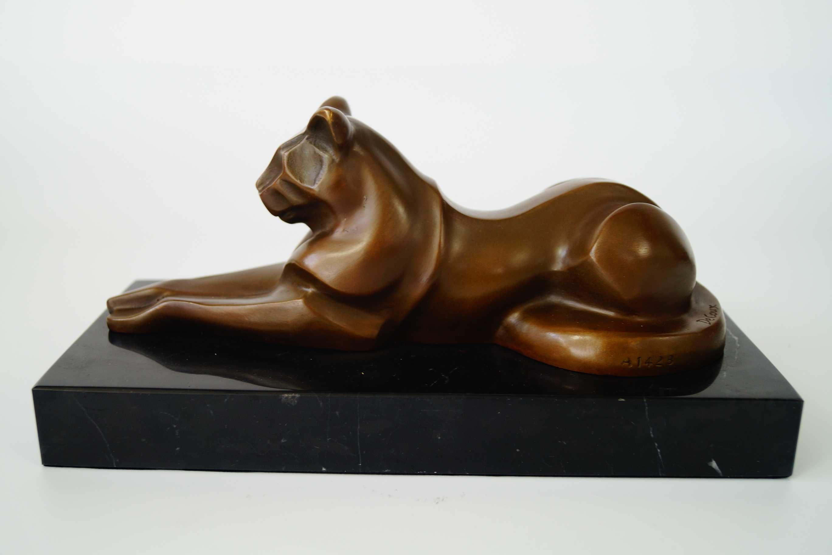 Leżący kot majkun figura z brązu rzeźba