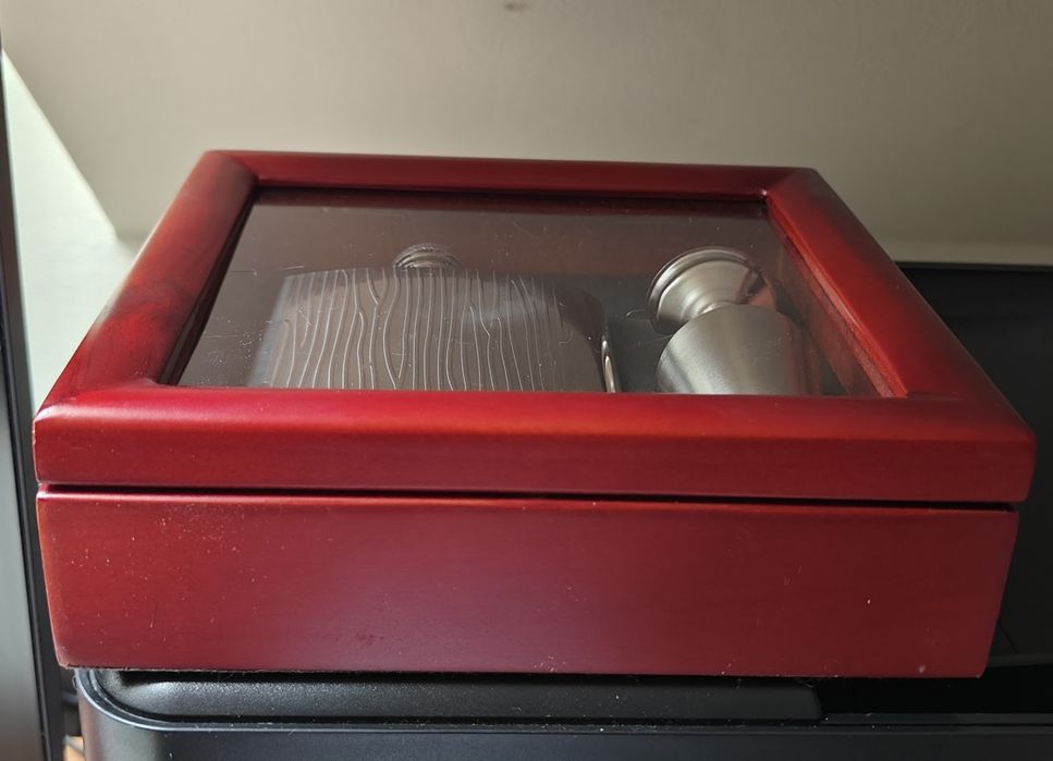 Elegancka piersiówka nieużywana+2 kieliszki+lejek