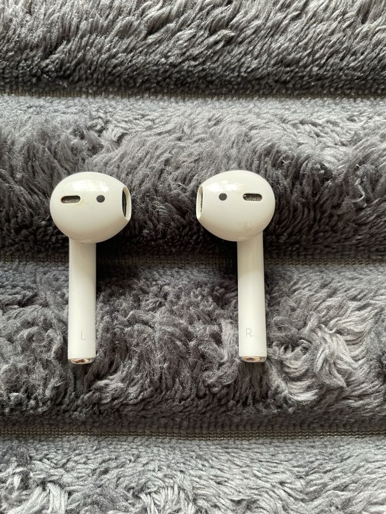 Навушники Apple AirPods 2 with Charging Case