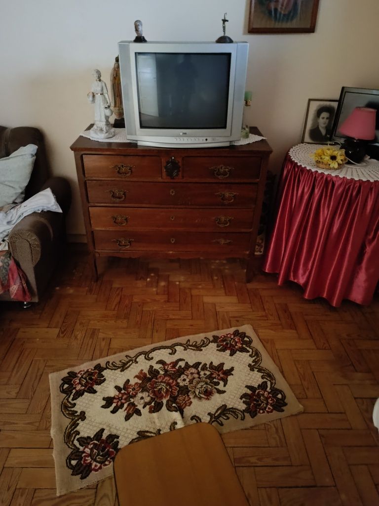 Diversos móveis em bom estado