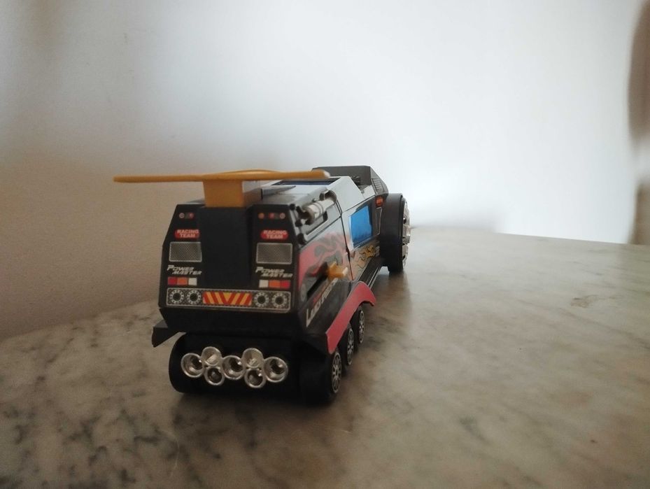 Carro com um  dispositivo de lançamento de carros.