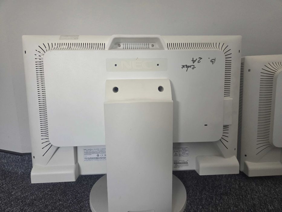 3 monitory NEC MultiSync EA241WM 1920 × 1200 (WUXGA)