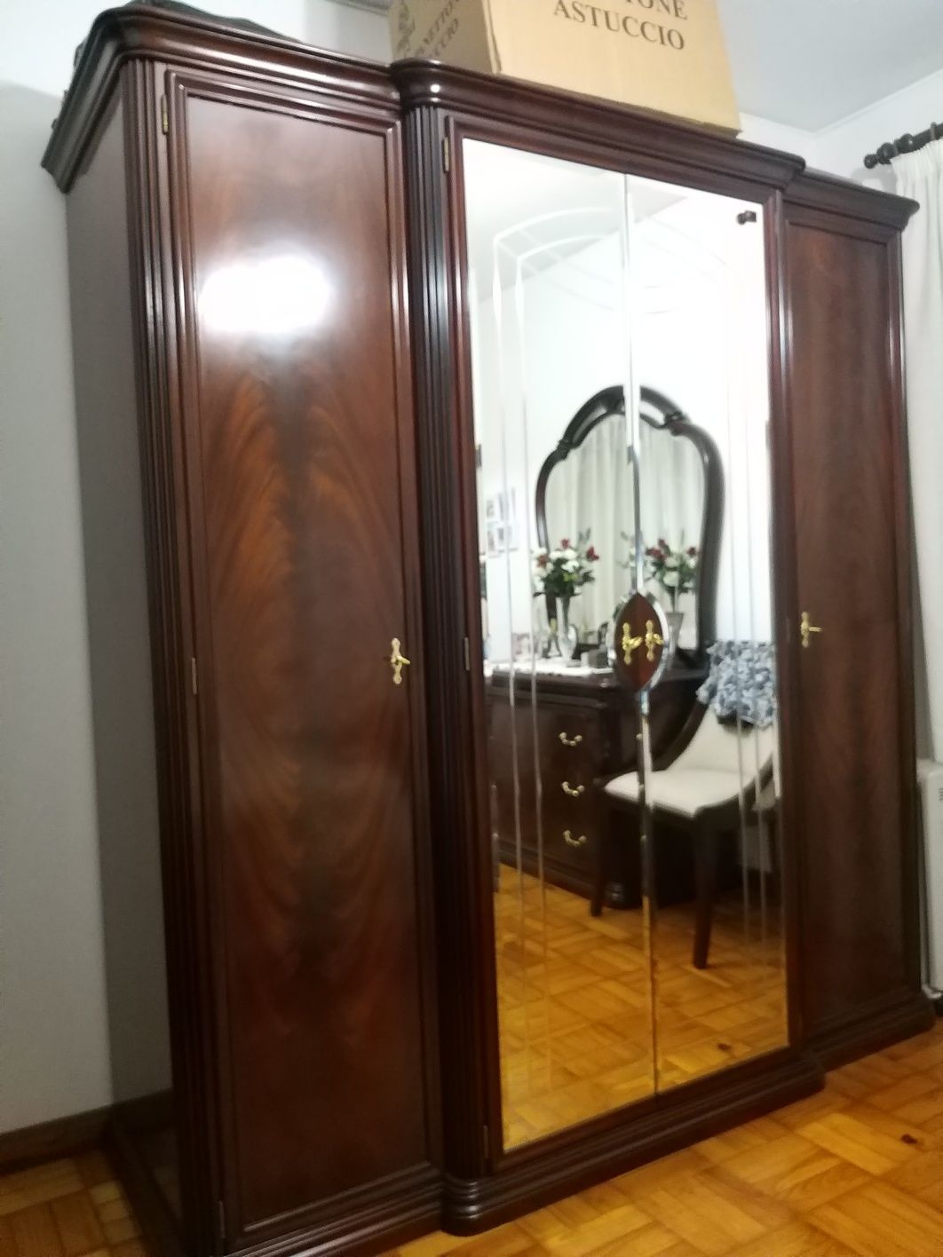 Guarda fatos em segunda mão