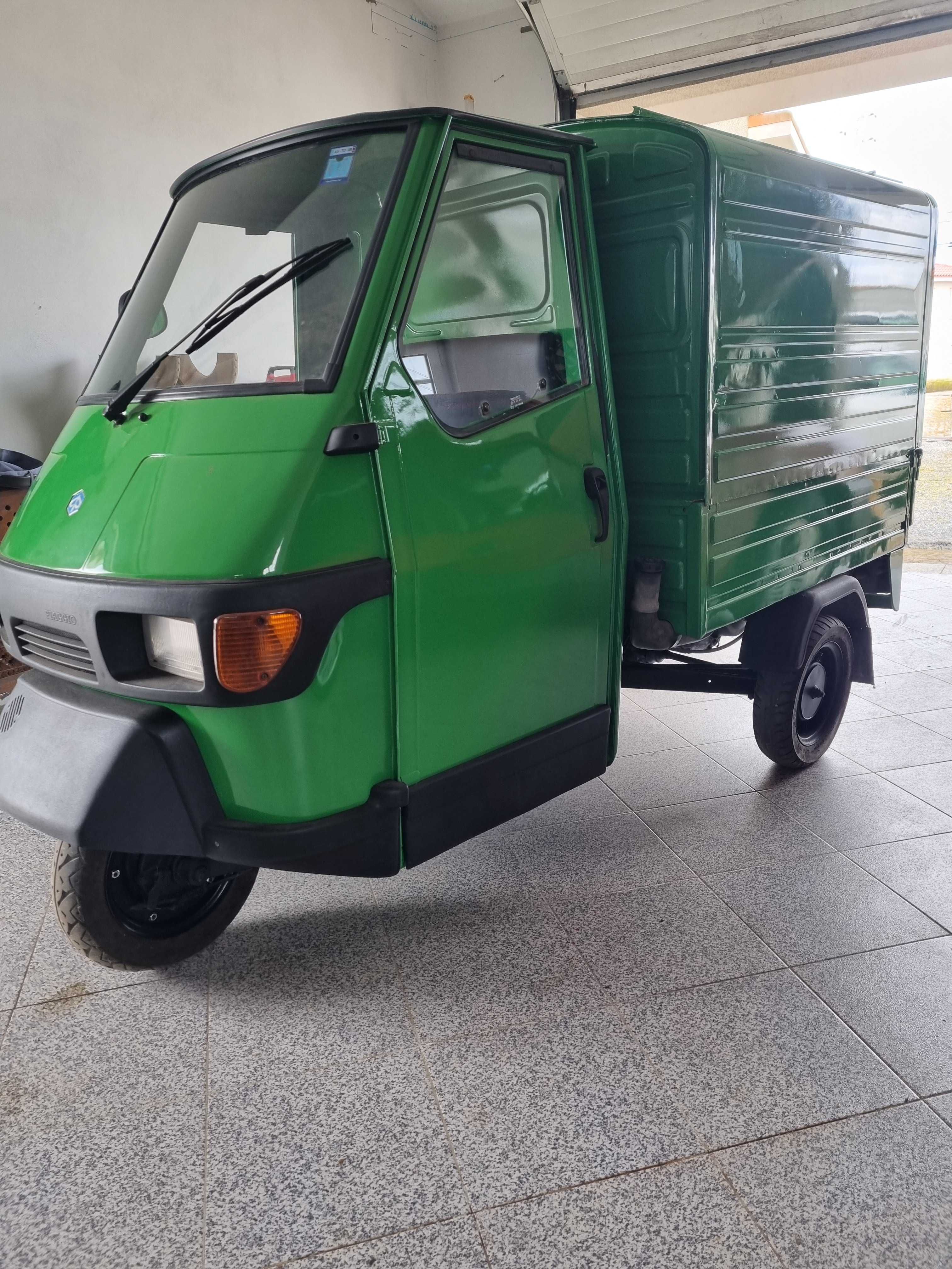 Tuktuk Piaggio verde
