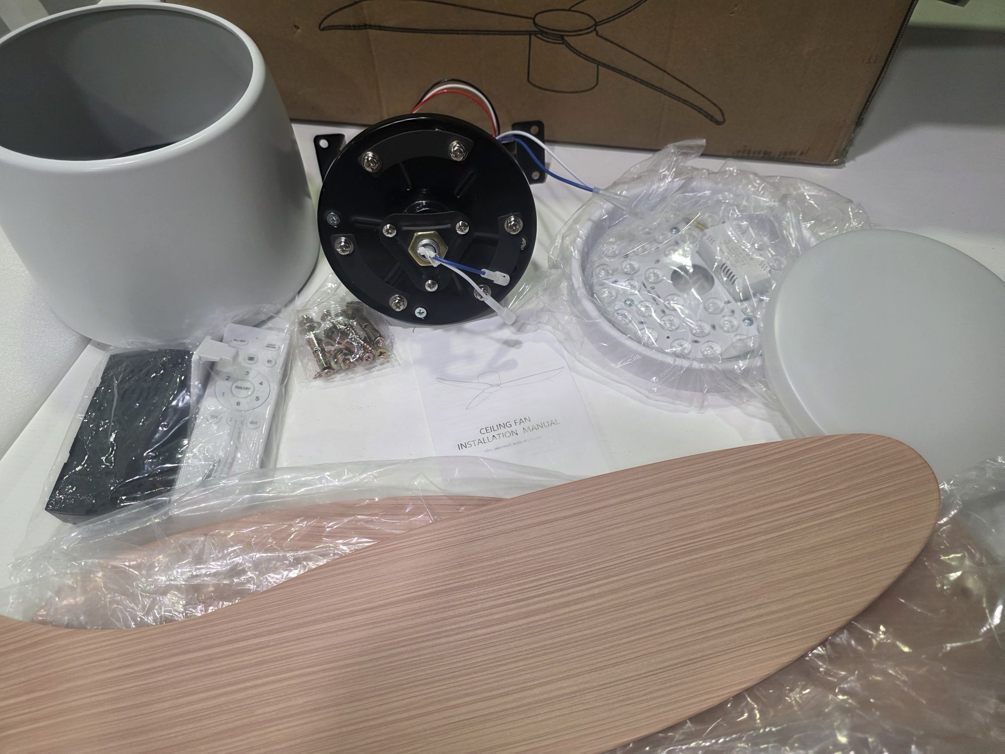 Ventoinha de teto com luz LED e comando