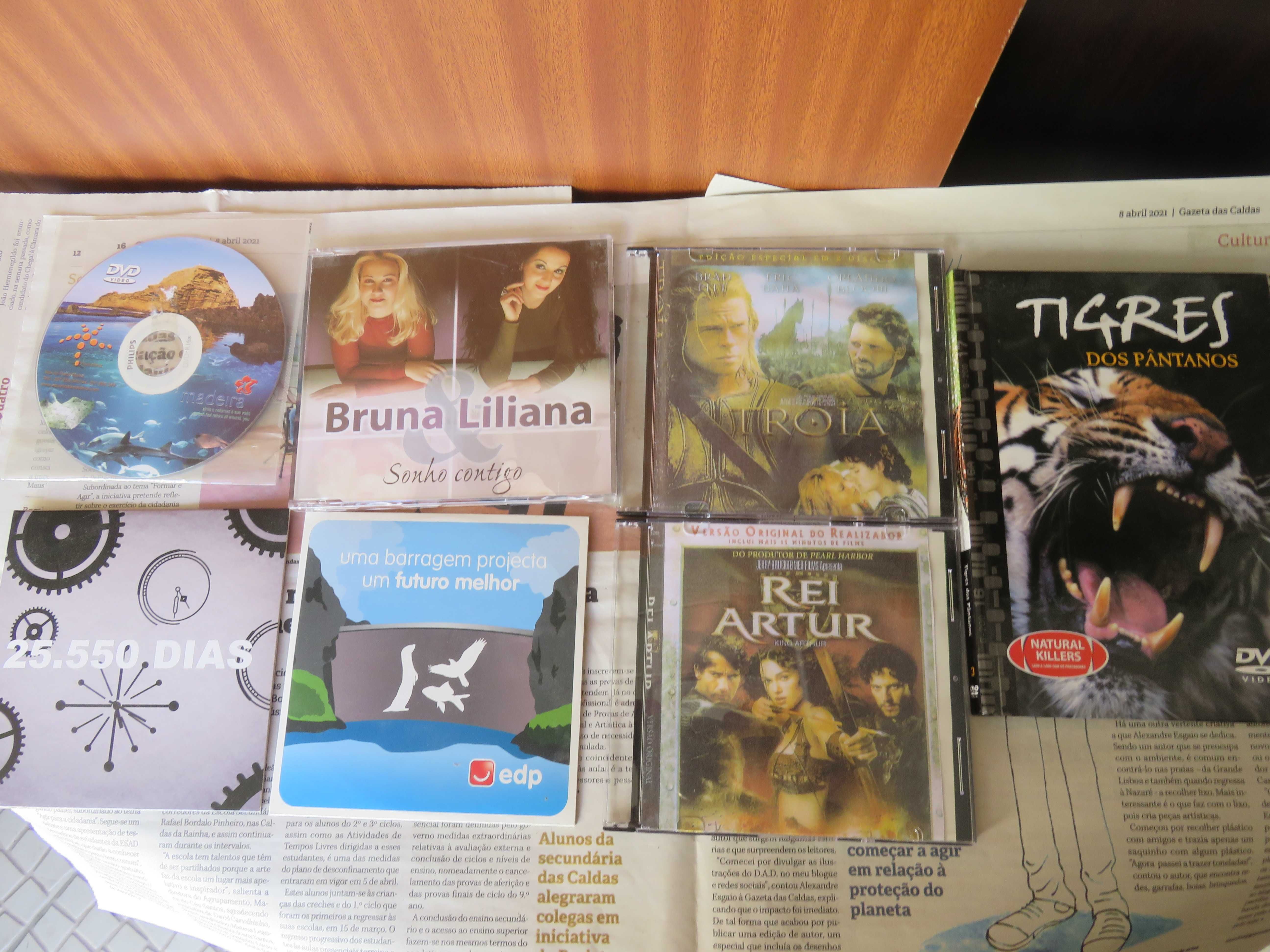 Vendo  DVDs  e  CDs que tenho