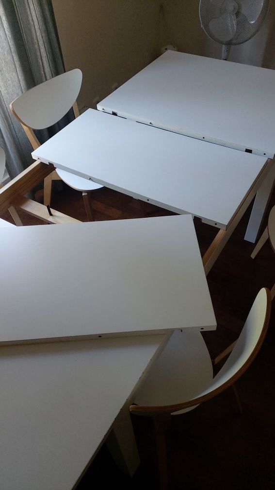 Mesa extensível IKEA e 4 cadeiras disponíveis a partir de 18/8