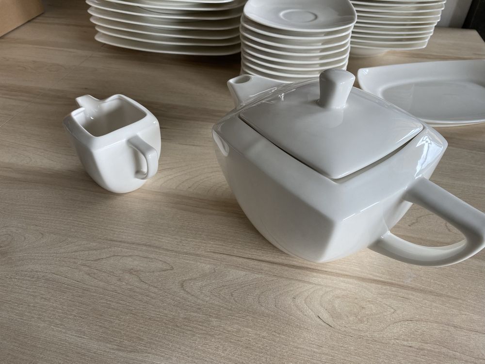Porcelana Karolina Hiruni zestaw talerze filiżanki