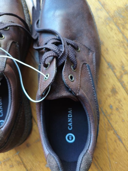 Sapatos de cor castanho novos