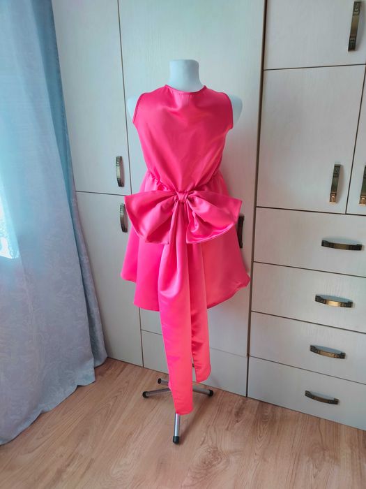 NOWA różowa satynowa sukienka z dużą kokardą 42/44 (XL/XXL) Shein