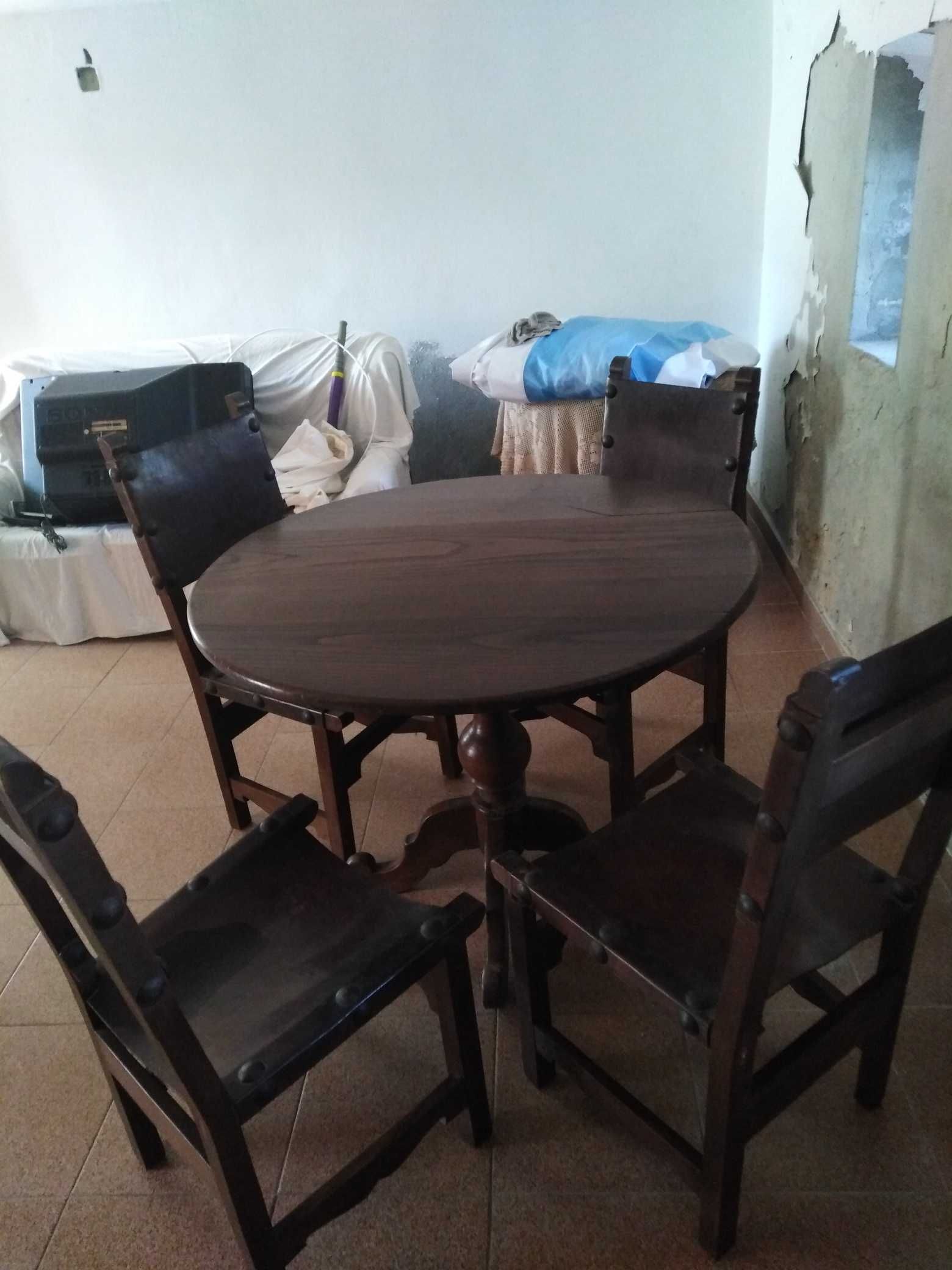 Mesa redonda + 4 cadeiras ( Para restaurar)