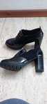 Sapatos em tecido e verniz