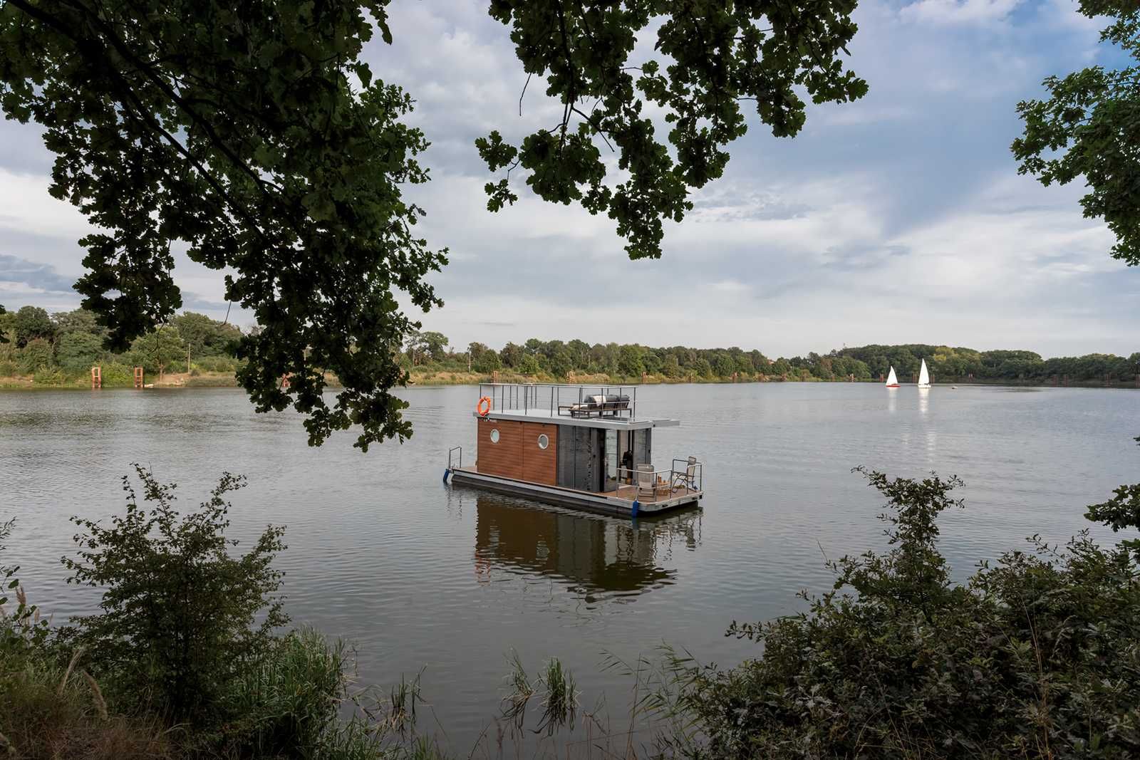 Najem domek na wodzie LEMURIA Houseboat - pływający dom bez patentu