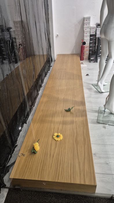 Balcão de loja e estrado em madeira