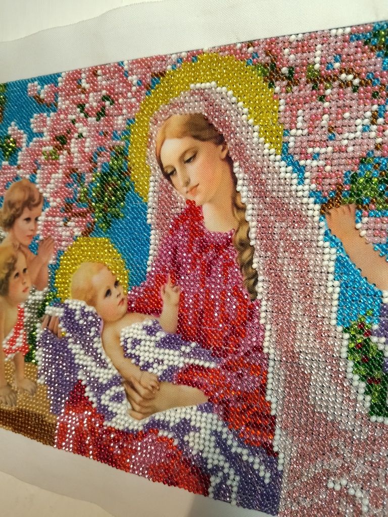 Картина «Богородиця з немовлям та ангелами» вишита чеським бісером