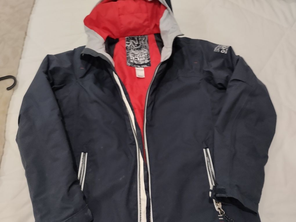 Kispo  parka Tribord Decathlon azul e vermelho com capuz . Impermeável