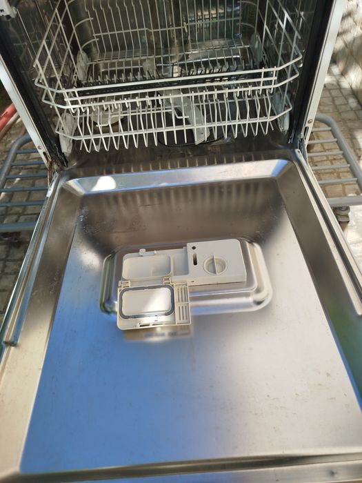 Máquina roupa e máquina loiça.