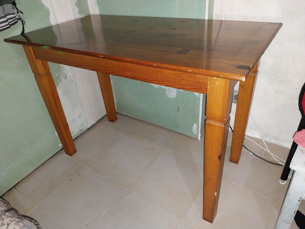 Mesa com algumas marcas de uso