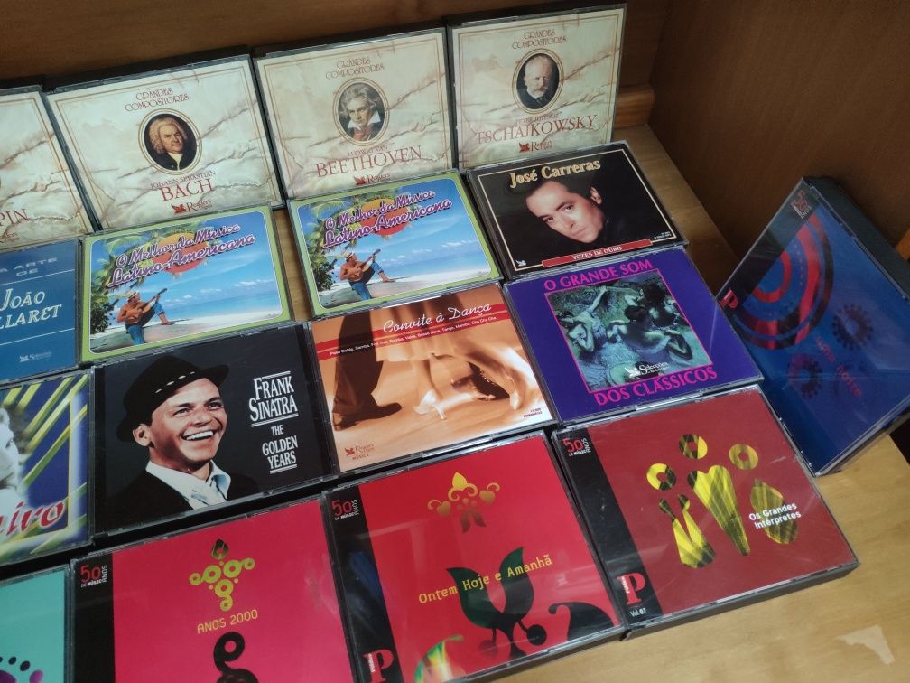Coleção de CDs triplos com suporte