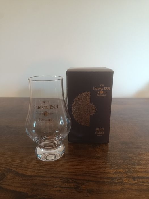 Dwa kieliszki degustacyjne rumu Cueva