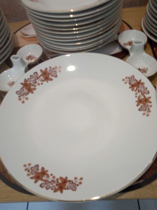 Serwis obiadowy na 12 osób biała porcelana ,ornamenty kwiatowe - PRL
