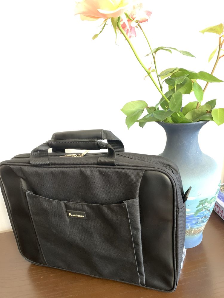 Портфель сумка чорна для ноутбука на 15,6‘ розмір 40*30*6см