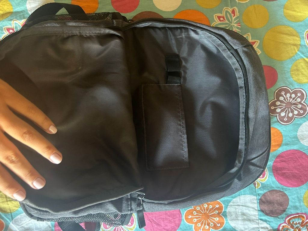Mochila de computador HP preta.