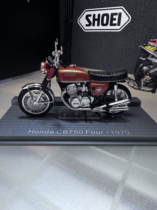 Miniatura Honda CB750 Four de 1970 Escala 1/24 made by IXO
