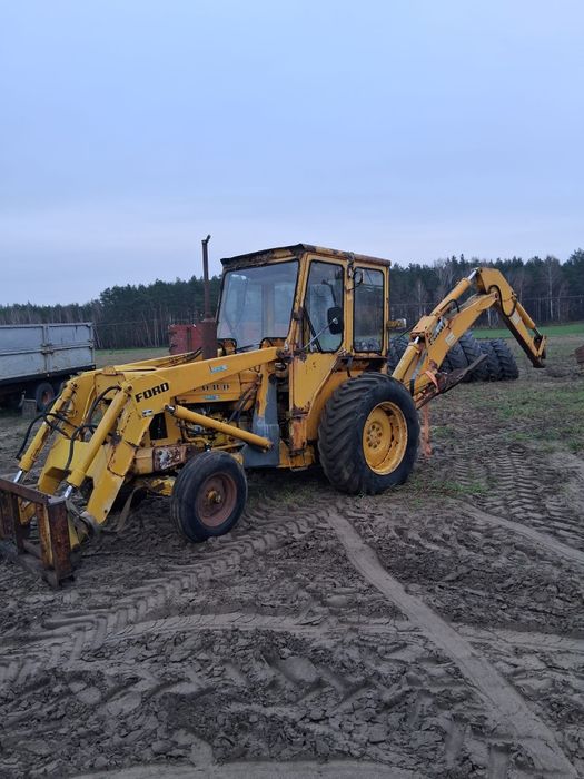 Koparko-Ładowarka Ford 19-501 uszkodzona