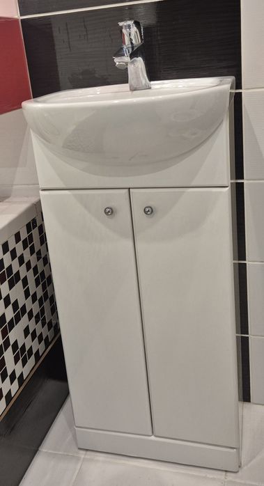 Szafka łazienkowa z umywalką firmy koło i baterią Hansgrohe