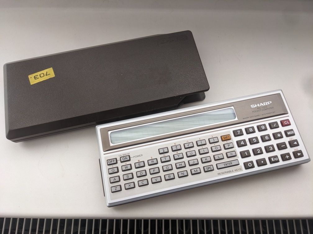 Sharp PC-1212 портативний міні комп'ютер 1982 року