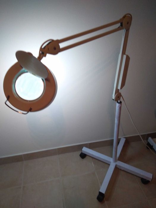 Lupa de Estética com Luz, 3 dioptrias e pé rodado