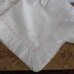 Antigo lençol  de casal bordado em linho com duas fronhas