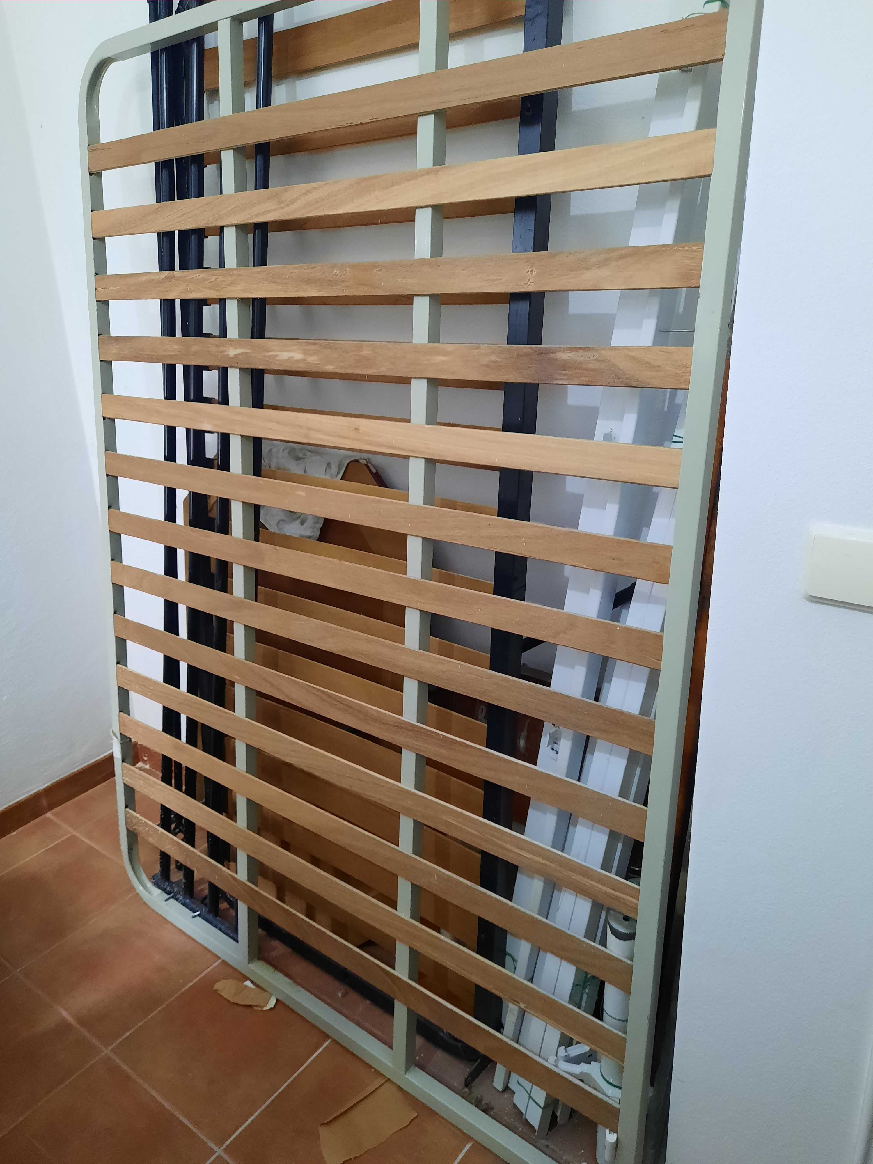 Cama de madeira em pinho com palhinha + estrado 1,83x1,33
