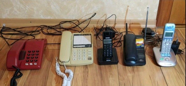 Разных моделей стационарные телефоны, радио трубки.