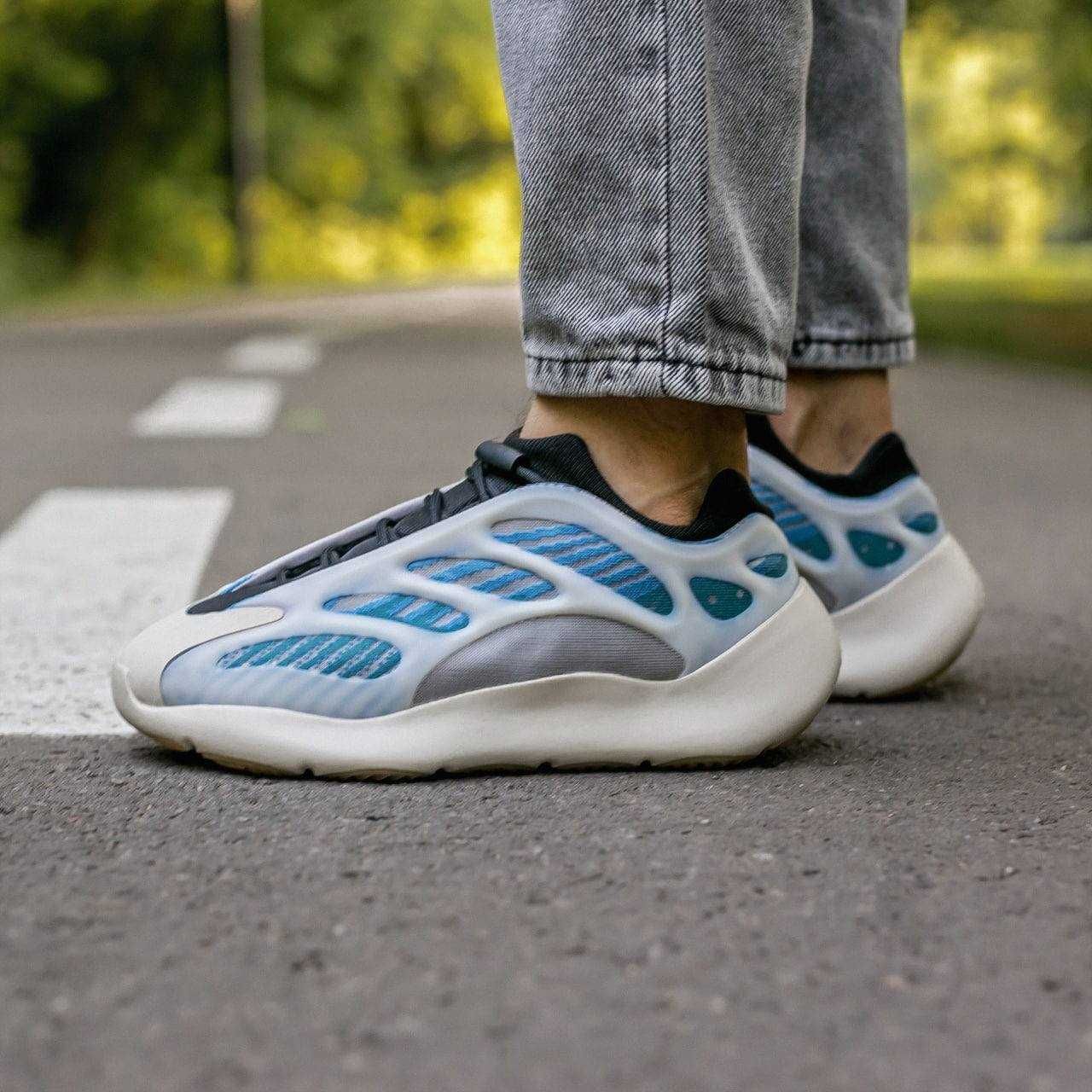 Чоловічі кросівки AdidasYeezy Boost 700 V3 білий з блакитним 881 ЗНИЖА